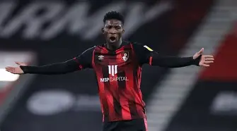 比利亚雷亚尔发布备战花絮，集结日手感冰凉，英超任务艰巨，临场指挥获称赞