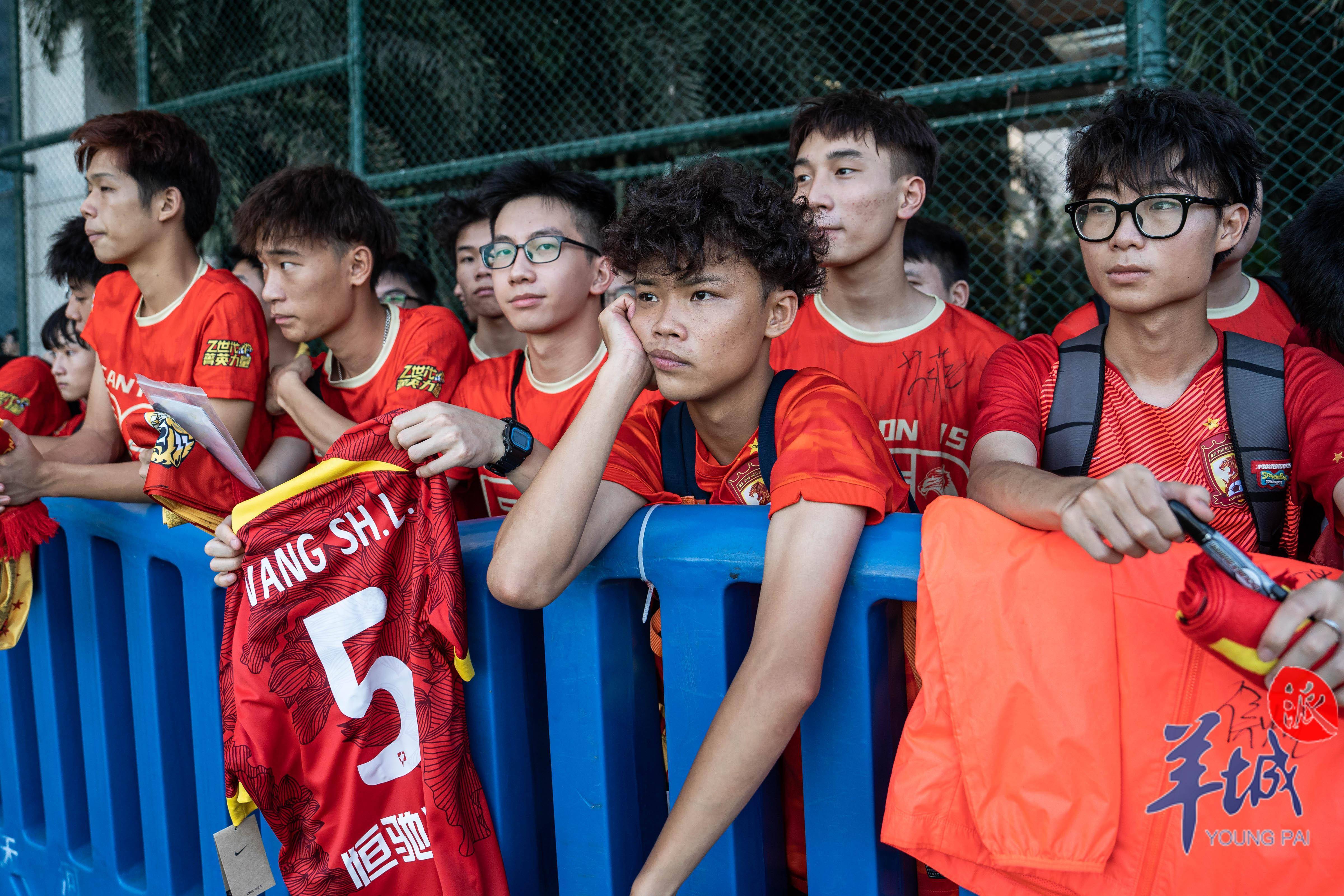 上海久事训练开放日，赛后豪取连胜引欢呼，足总杯在即，更衣室氛围转暖